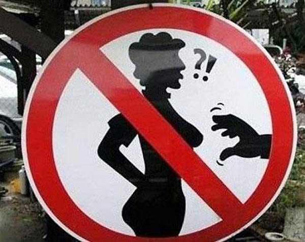 Дорожный знак, запрещающий трогать женщин за грудь
