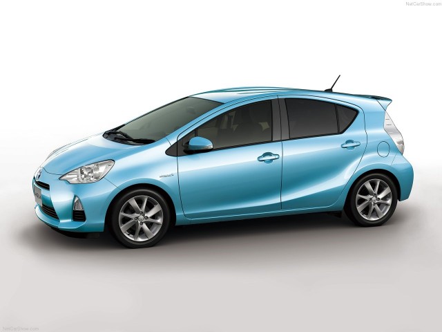 Автомобиль Toyota Prius C