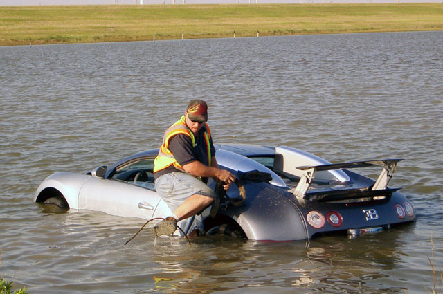 Bugatti Veyron SuperSport в озере