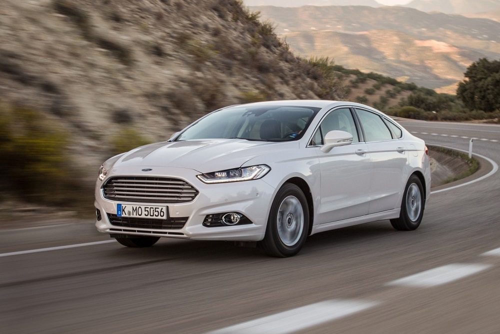 Белый Ford Mondeo на дороге