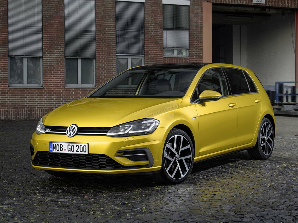 Volkswagen Golf желтый