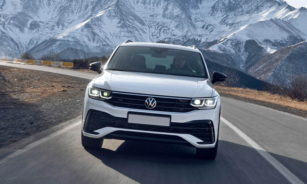 Авто Volkswagen Tiguan на дороге