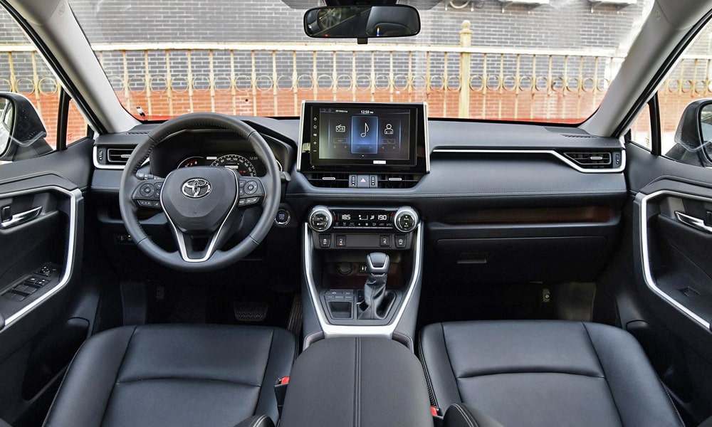 Кроссовер Toyota RAV4 внутри