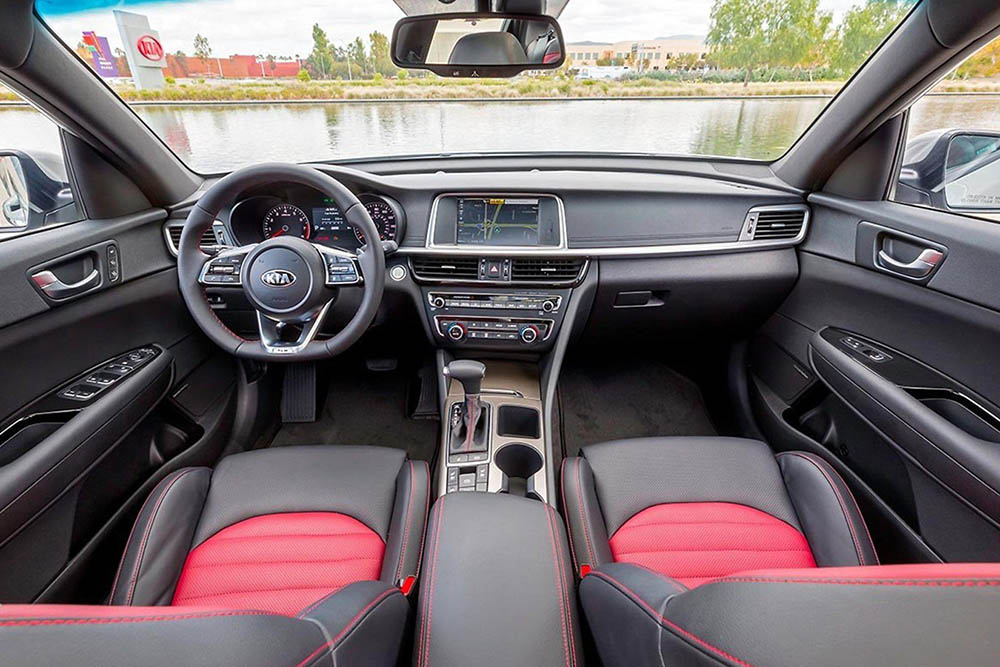 Авто KIA Optima внутри