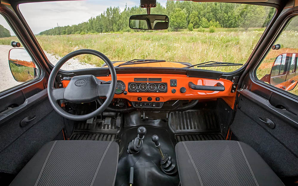 Авто UAZ Hunter внутри