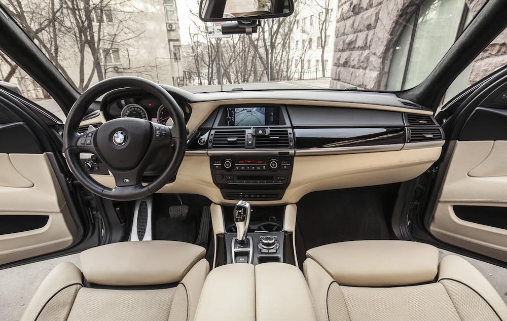 Внутри внедорожника BMW X5 II