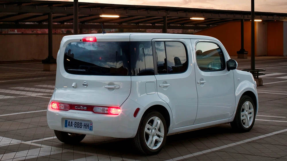 Сзади Nissan Cube